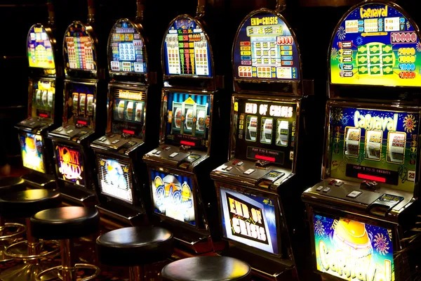 Mobile phone displaying Spadegaming live roulette table on cukongbet login with betting interface